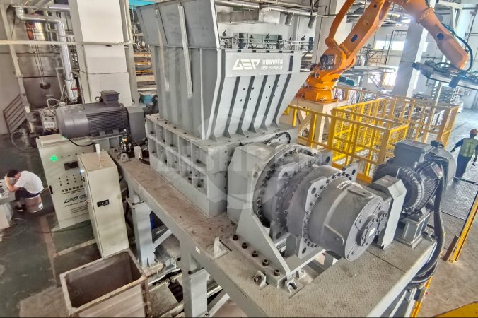 Çinin Guangdong şəhərində CuO istehsal xətti layihəsində istifadə olunan ikili şaft parçalayıcısı