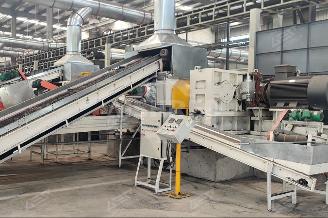 Çinin Henan şəhərində tullantı təkərlərinin aradan qaldırılması üçün kauçuk maşın